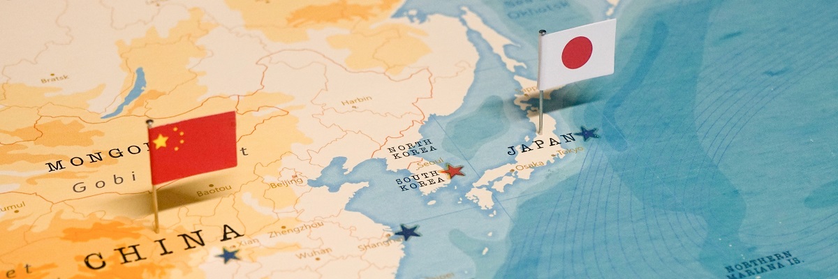 اليابان والصين على خريطة العالم مثبتة بأعلامهما